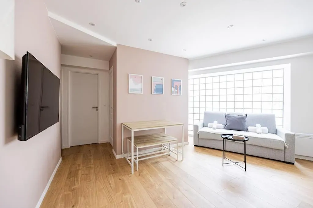 Charme Parisien 6 Personnes, 2 Chambres, 19Eme 0*, Paris Fransa